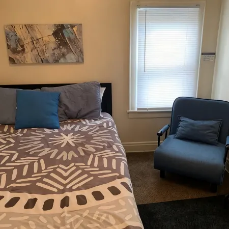 Heart of the Falls! Cozy for 2, Spacious for 8, Close to everything!