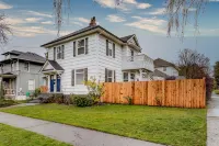 The Pine House: Unit A (near 6th Ave, UPS, UW, and Point Ruston) - พร้อมระเบียง