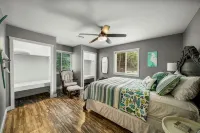 Remodeled cabin on Grand Lake with boat slip and boat dock.  Pet-Friendly! - 부티크