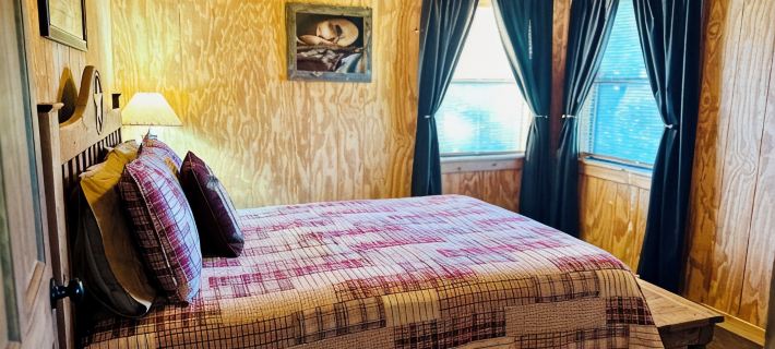 Private, quiet, rustic cabin. Minutes from Old Tunnel State Park Hotele w: Kendall County