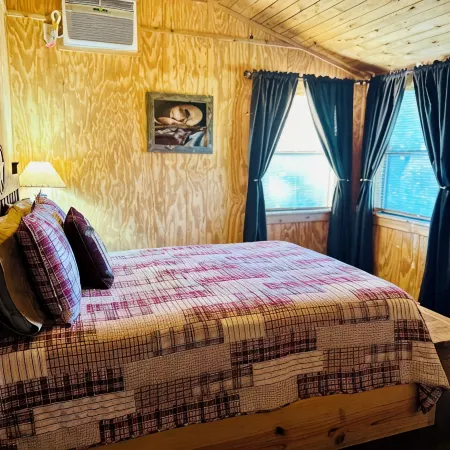 Private, quiet, rustic cabin. Minutes from Old Tunnel State Park