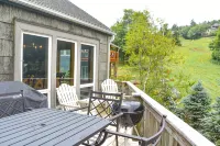 6 Bdrm 5 Bath Sleeps 14 Ski in and Ski out Slopeside! - Chalets