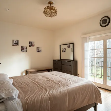 NEW* Sammy's Place! Clean, Comfy, Stylish & Peaceful - Entire East End Townhouse