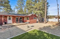 Clever Cabins 5Br/3BA in 2 Houses w/Fenced Yards, AC, W/D, Smart TVs, Fast Wi-Fi - 按摩浴池