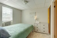 Hell's Kitchen, Apt #11-Bedroom Apartment Just a Short Walk to Hershey Theatre - 3-Star