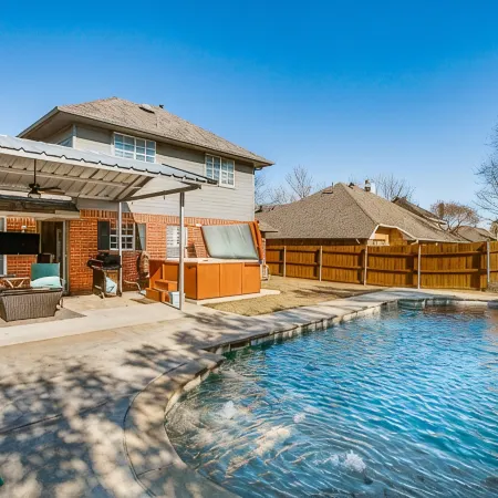 Rockwall Lux Retreat💥Pool&Spa💥Covered Patio-5min walk downtown-Parks-Trails-Lake