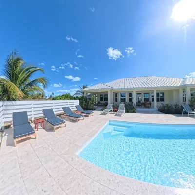 Newly Remodeled Home with Pool on the Harbor with a Beach view an a 22x40 dock. - Homestays