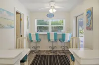 4-Bed Coastal Retreat: Heated Pool, 200 Steps to Beach, Walk to Fun! - สระว่ายน้ำส่วนตัว