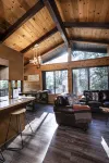 MidCentury Cabin-Deck w Killer Views Near Hiking at Humber Park Dog Friendly - 木屋