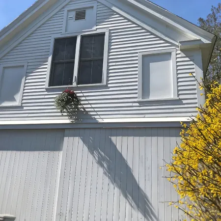 Sunny studio apartment close to downtown