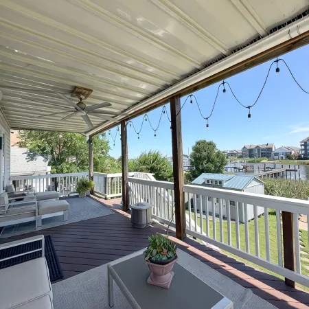 Beauty for Ashes Retreat -Luxury Waterfront 2700 SQ FT; Buckroe Beach; Sleeps 10
