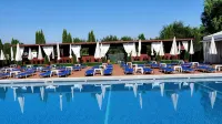 Garden Club - Hotel & Restaurant - Free Outdoor Pool & Parking - Pools