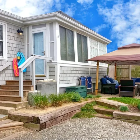 Easton's Beach House: Steps to the Beach. Last Summer Nights Available!