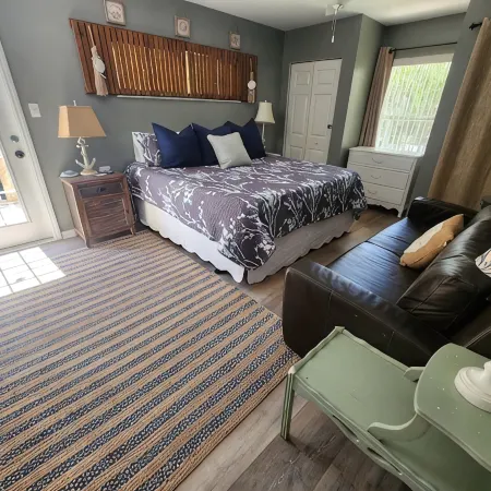 GULF ACCESS  home w/ dockage, private yard & 2 min walk to eat and stores! Hotels in Steinhatchee
