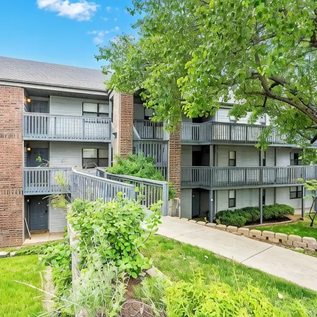 Spacious 2 Bedroom Condo in Gated Pointe Royale Golf Village with Pools.