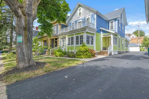 Luxury 2 Bedroom 1.5 Bath Town Home/ Walk to Elmwood/ Garage/ EV Charger/ AC - Bungalow