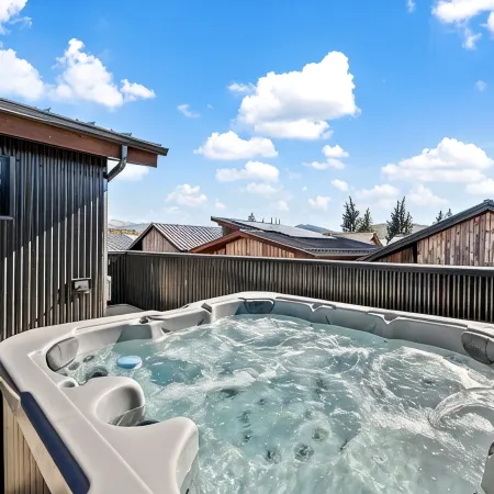 Blue River Views - Mountain/Modern with Private Hot Tub