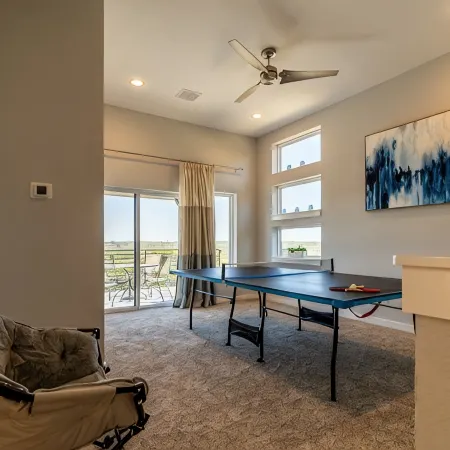 Modern house only minutes away from Fossil Rim Wildlife Center & Dinosaur Park.