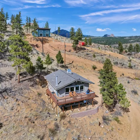 Falcon Ridge Chalet-Woodland Park: WiFi & Views, Deck and Views of Pikes Peak