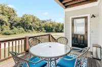 Master on Main + 2 Living Rooms I Minutes to Downtown, Uga & Sanford I Sleeps 9 - 4-Star