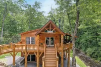 LOG HOME - NEXT TO CREEK / FIREPLACE / HOT TUB / HIKING TRAILS / PET FRIENDLY - Homestays