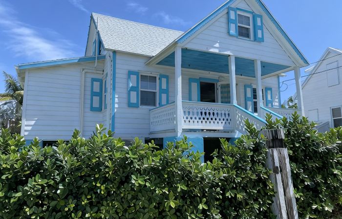 Pa Willie’s - Locally owned historic cottage conveniently located with dock.