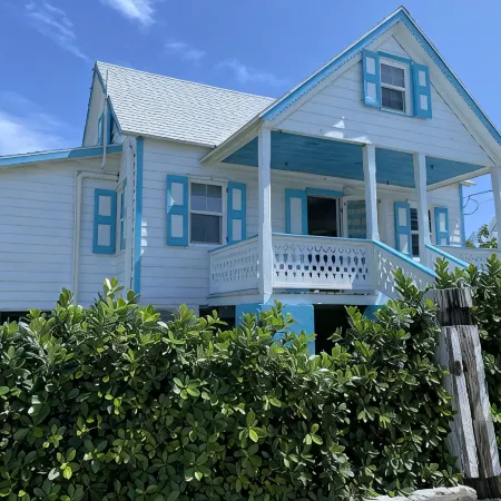 Pa Willie’s - Locally owned historic cottage conveniently located with dock.