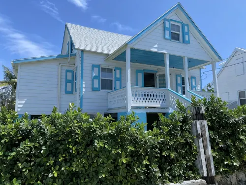 Pa Willie’s - Locally owned historic cottage conveniently located with dock. - Wi-Fi