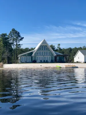 Lake front living with private sandy beach! - WiFi