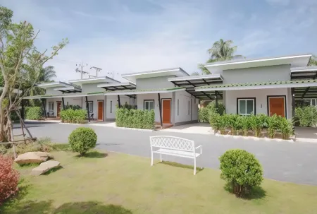 Once upon a time@Sichon Resort Отели рядом с достопримечательностью «Wat Don Sala»