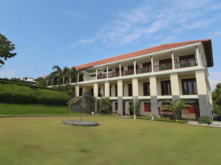 โรงแรมเดมเมอริค ซาลิบ ปูติห์ ซาลาติกา