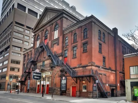 Pantages Hotel Toronto Centre Отели рядом с достопримечательностью «Торонто Некрополис»