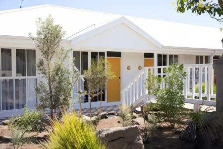 Sunnymead Hotel Отели в г. Эйрис Инлет