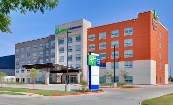 Holiday Inn Express & Suites Dallas NW Hwy - Love Field