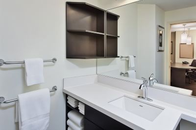 Studio Suite, 1 Queen Bed, Accessible (Mobility/Hearing Roll in Shower)