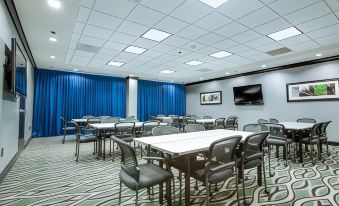 Holiday Inn Express & Suites Charleston-North