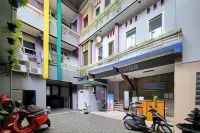 Puspita Homestay Mitra RedDoorz فنادق في Pondok Melati