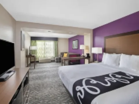 La Quinta Inn & Suites by Wyndham Visalia/Sequoia Gateway Hotels in Visalia