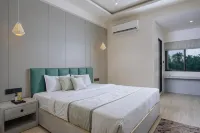 The Grand Neelam - 3 ดาว