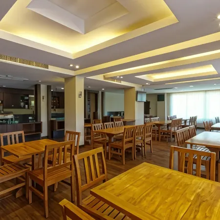 Asia Hotels Group (Poonpetch Chiangmai) Отели рядом со станцией Железнодорожная станция Чан Май