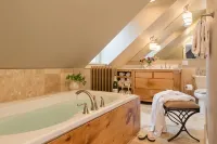 Gothic Eves Inn and Spa Bed and Breakfast Hotels in Lansing