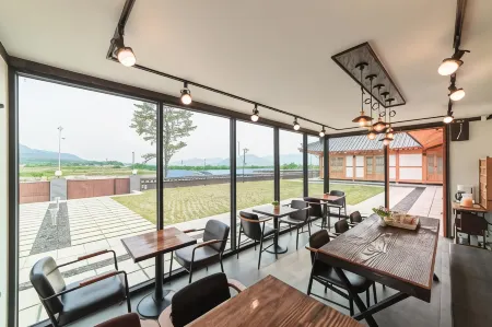 Gyeongju Wonhwaru Отели рядом с достопримечательностью «Gyeongju Seokbinggo»