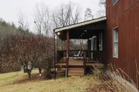 Cozy Mountain Retreat with Pickle-ball Court. Pet Friendly!