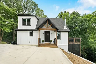 BRAND NEW, 3 STORY LUXURY LAKEHOUSE ON BEAVER LAKE, WITH HOT TUB & FIRE-PIT!