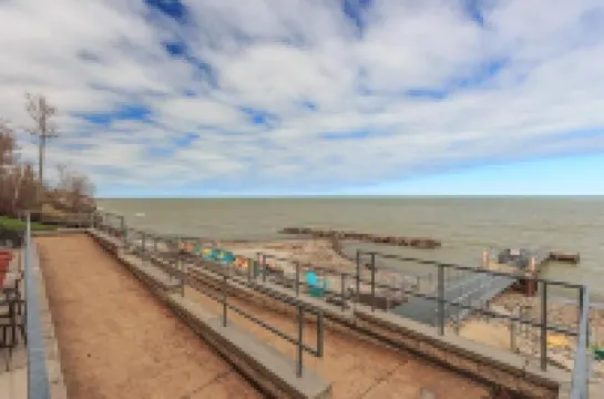 Lakefront Condo Sleeps 7-3br/2ba private beach/balcony/indoor pool  specials-ask