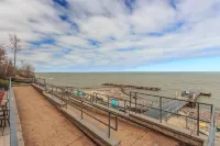 Lakefront Condo Sleeps 7-3br/2ba private beach/balcony/indoor pool  specials-ask