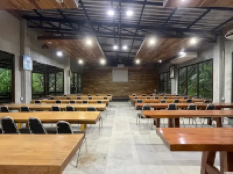 เดอะ แคมเปอร์ ลอดจ์, เขาสก โรงแรมในอำเภอ พนม