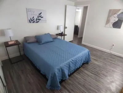 Convenient, cozy and bright  :) 더 빌리지 앳 미첼 랜치 주변 호텔