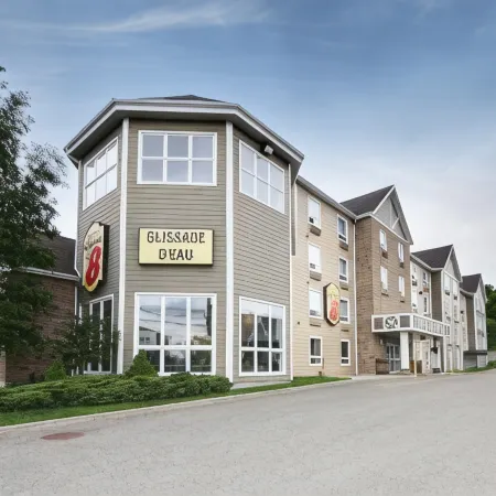 Super 8 by Wyndham Quebec City Отели рядом с достопримечательностью «Торговый центр Laurier Québec»