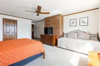 Corey Lake, High speed internet, Dock, Deck, Skiing, Fishing. Apple Picking - Wifi